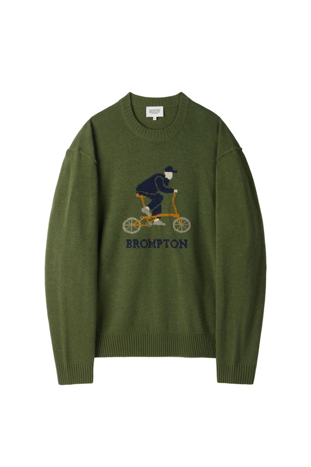 BROMPTON INTARSIA SWEATER - OLIVE (P254MKT430)는 가을, 겨울 시즌에 어울리는 남성용 니트/스웨터입니다. 올리브(OLIVE) 및 네이비(NAVY) 컬러로 출시되었으며, 아크릴, 나일론, 모, 캐시미어 등의 혼방 소재로 제작되어 부드러운 촉감과 보온성을 제공합니다. 90년대 빈티지 스웨터를 모티브로 한 자전거 그래픽 인타시아 패턴이 돋보이며, 레귤러핏과 세미오버핏으로 다양한 스타일 연출이 가능합니다. 두꺼운 두께감의 라운드넥 긴소매 디자인으로, 티셔츠 또는 셔츠와 레이어드하여 캐주얼, 클래식, 레트로 무드의 겨울 데일리룩과 데이트룩을 완성할 수 있습니다. 보풀 발생을 최소화한 원단을 사용하여 편안하게 착용할 수 있습니다.
