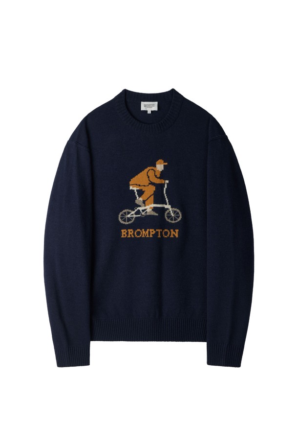 브롬톤 인타르시아 스웨터 - 네이비 (P254MKT430)는 90년대 빈티지 스웨터를 모티브로 제작된 상의입니다. 아크릴, 나일론, 모 혼방 소재로 제작되어 부드러운 촉감과 함께, 가을, 겨울 시즌에 적합한 보온성을 제공합니다. 브롬톤 자전거를 탄 모습을 인타시아 기법으로 표현하여 감각적인 디자인을 더했으며, 캐주얼 스타일과 레트로 무드를 연출합니다. 티셔츠나 셔츠와 레이어드하여 다양한 스타일링을 시도할 수 있으며, 세미오버 핏과 레귤러 기장으로 편안한 착용감을 선사합니다. 라운드넥, 긴소매 디자인으로 겨울 데일리룩, 카페룩, 데이트룩 등에 다양하게 활용하기 좋습니다.
