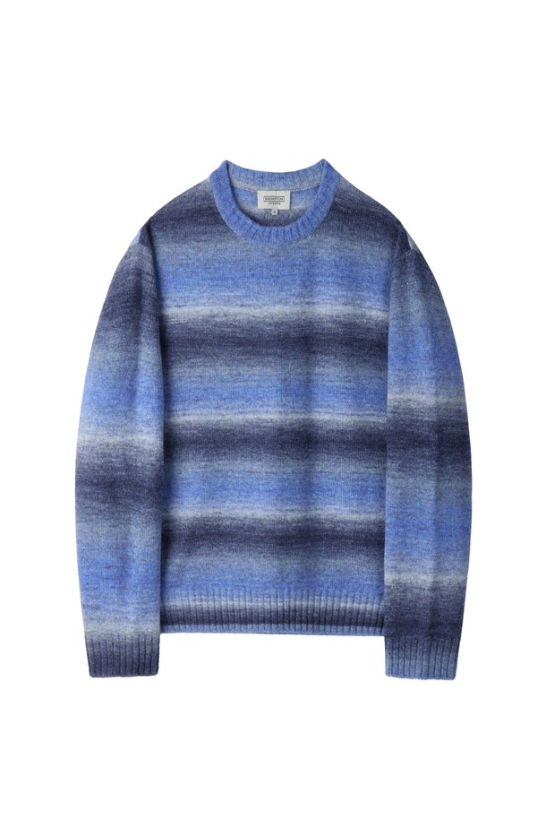 그라데이션 베이직 스웨터 - 블루 (P254MKT431)는 부드러운 촉감의 긴소매 스웨터입니다. 아크릴, 나일론, 모 혼방의 고급스러운 소재로 제작되었으며, 봄, 여름, 가을, 겨울 계절에 착용하기 좋습니다. 그라데이션 패턴 원사를 사용하여 은은한 포인트 디자인을 더했으며, 세미 오버핏과 라운드넥으로 편안한 착용감을 선사합니다. 미니멀, 클래식, 캐주얼 스타일을 즐겨 입는 분들께 데일리룩 또는 레이어드 스타일링을 위한 안성맞춤 아이템입니다. 고급스러운 무드를 연출하며, 다양한 스타일로 활용 가능합니다.
