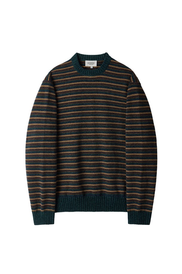 CHENILLE STRIPE KNIT - D/GREEN (P254MKT432)는 은은한 컬러 톤 조합이 돋보이는 디/그린 색상의 스트라이프 니트입니다. 봄, 가을 시즌에 활용하기 좋은, 7GG 니트 짜임의 세미오버핏 레귤러 기장 제품입니다. 부드러운 촉감의 서닐사 원사를 사용하여 제작되었으며, 리버스 조직으로 포인트를 더했습니다. 데이트룩, 카페룩 등 다양한 TPO에 맞춰 캐주얼, 클래식, 미니멀 스타일로 연출할 수 있습니다. 4가지 컬러의 서닐사 원사를 활용한 스트라이프 패턴과 긴 소매 디자인이 특징입니다.
