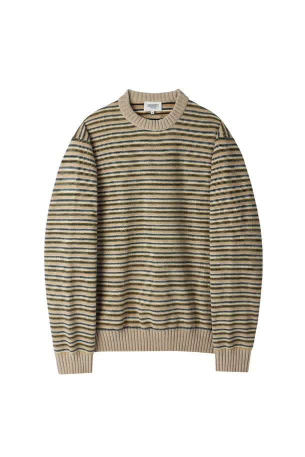 "CHENILLE STRIPE KNIT - BEIGE (P254MKT432)"는 포근하고 부드러운 착용감을 선사하는 베이지 컬러의 서닐 스트라이프 니트입니다. 가을, 겨울에 어울리는 두꺼운 두께감의 라운드넥 긴소매 니트로, 4가지 서닐 원사를 활용하여 탄탄하게 제작되었습니다. 리버스 조직과 7GG 니트 짜임으로 완성되어 내구성을 높였으며, 베이직한 스트라이프 패턴이 특징입니다. 레귤러핏과 오버핏 두 가지 핏으로 출시되어 다양한 스타일을 연출할 수 있으며, 겨울 데일리룩, 카페룩, 모임룩 등 다양한 TPO에 활용 가능합니다. 클래식, 미니멀, 캐주얼 스타일을 즐겨 입는 분들께 추천합니다.
