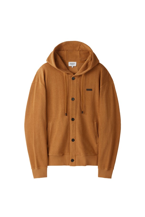 헤링본 후드 - 오렌지 (P254UFT480)는 세련된 스타일을 추구하는 당신을 위한 후드 점퍼입니다. 면과 폴리우레탄 혼방 소재로 제작되어 고급스러운 촉감과 약간 두꺼운 두께감을 자랑하며, 봄, 가을, 겨울 시즌에 폭넓게 활용할 수 있습니다. 헤링본 패턴과 가죽 디테일, 입체감 있는 조직감이 돋보이며, 세미 오버핏으로 편안한 착용감을 선사합니다. 가디건 스타일의 여밈 방식으로 편안하게 걸칠 수 있으며, 데일리룩 또는 산책룩에 클래식, 미니멀, 캐주얼 무드를 더해줍니다. 안감은 면으로 마감되어 부드러운 착용감을 제공합니다.
