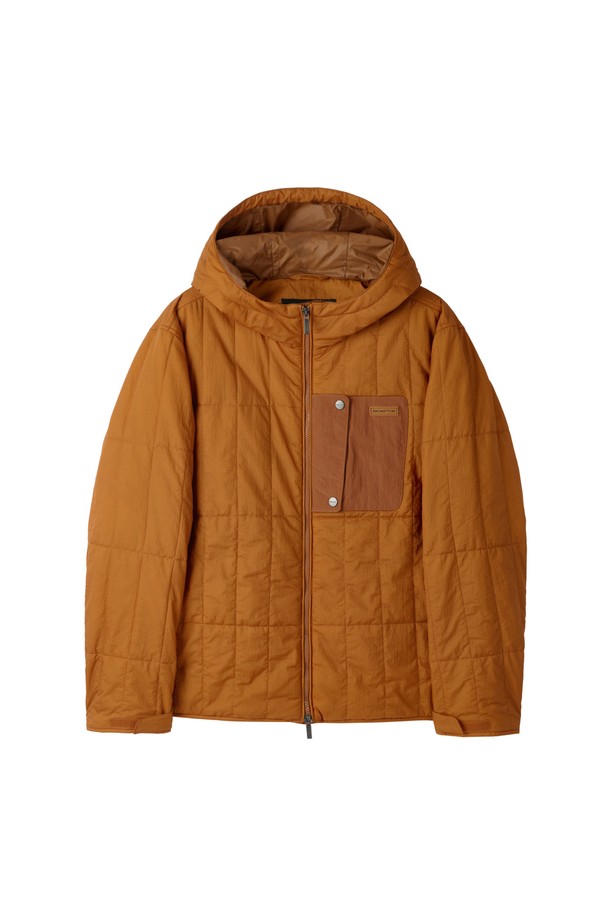 오렌지 컬러의 SQUARE-QUILTED PADDED JUMPER (P254UPD130)는 캐주얼, 스포티한 스타일의 오버핏 패딩 점퍼입니다. 봄, 가을, 겨울 시즌에 착용하기 좋으며, 립스탑 원단과 사각 퀄팅 패턴으로 디자인되었습니다. 부드러운 촉감의 나일론, 폴리에스테르 혼방 소재로 제작되었으며, 두꺼운 두께감으로 보온성을 높였습니다. 긴 소매와 집업 스타일, 가슴 포켓 디테일, 방수 기능이 더해져 겨울 데일리룩, 산책룩, 여행룩에 활용하기 좋습니다. 실리콘 패치가 포인트로 더해져 미니멀한 무드를 연출합니다.
