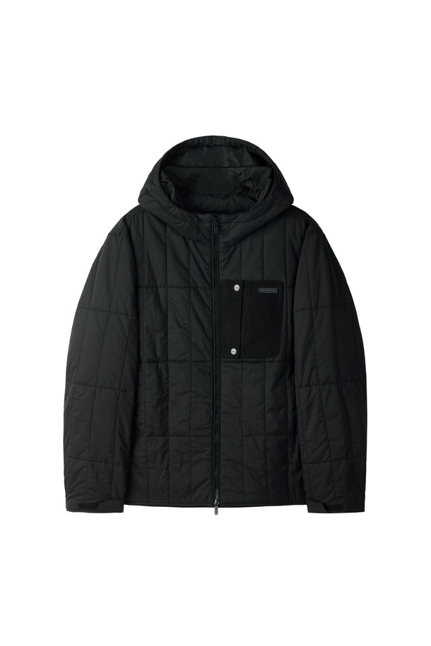 블랙 컬러의 SQUARE-QUILTED PADDED JUMPER (스퀘어-퀼티드 패디드 점퍼)입니다. 립스탑 원단 구조에 사각 퀄팅 패턴으로 캐주얼 및 스포티한 무드를 연출합니다. 가슴 외부 포켓과 실리콘 패치 디테일이 돋보이며, 방수 및 경량 기능으로 활동성을 높였습니다. 봄, 여름, 가을, 겨울 사계절 모두 착용 가능하며, 레귤러핏과 오버핏으로 다양한 스타일을 연출할 수 있습니다. 나일론과 폴리에스테르 혼방 소재로 제작되어 부드러운 촉감을 선사합니다.
