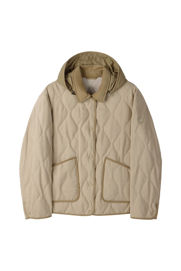 W 후드 탈부착 패딩 재킷 - 베이지 (P254WPD135)는 겨울철 따뜻함과 스타일을 동시에 만족시키는 여성용 패딩 점퍼입니다. 캐주얼, 베이직 스타일로 일상에서 편안하게 착용할 수 있으며, 출근룩, 산책룩 등 다양한 TPO에 활용 가능합니다. 부드러운 촉감의 나일론, 폴리에스테르 혼방 소재로 제작되어 두꺼운 두께감으로 뛰어난 보온성을 제공합니다. 후드 탈부착 기능과 퀼팅 디자인으로 실용성과  세련된 디자인을 더했습니다. 레귤러 핏, 긴 소매, 집업 여밈 방식으로 편안한 착용감을 선사합니다.
