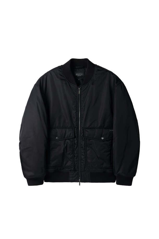 블랙 컬러의 봄버 패디드 점퍼(BOMBER PADDED JUMPER)입니다. 남녀 공용으로 착용 가능하며, 캐주얼 및 스포티한 스타일을 연출하기 좋습니다. 두꺼운 두께감과 부드러운 촉감의 폴리에스테르 소재로 제작되어 가을, 겨울 시즌에 따뜻하게 입을 수 있습니다. MA-1 스타일의 볼륨감 있는 패딩과 립 디테일이 돋보이며, 크롭 기장과 오버핏으로 트렌디함을 더했습니다. 집업 형태로 간편하게 착용할 수 있으며, 캐주얼, 스포티, 미니멀한 스타일을 즐기는 분들에게 추천합니다.
