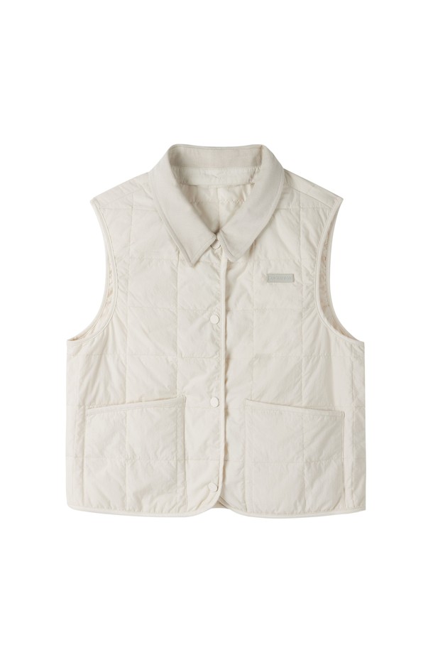 아이보리 컬러의 W COLLAR DETACHABLE PADDED VEST (더블유 칼라 탈착식 패딩 베스트)는 가을, 겨울철에 착용하기 좋은 여성용 패딩 베스트입니다. 두꺼운 두께감으로 보온성을 높였으며, 카라 부분을 탈착하여 다양한 스타일을 연출할 수 있습니다. 캐주얼, 미니멀, 클래식 스타일을 즐겨 입는 분들께 추천하며, 출근룩으로도 활용하기 좋습니다. 크롭 기장의 민소매 디자인으로, 레이어드하여 세련된 룩을 완성할 수 있습니다. 버튼 여밈 방식의 레귤러 핏으로 제작되었습니다.
