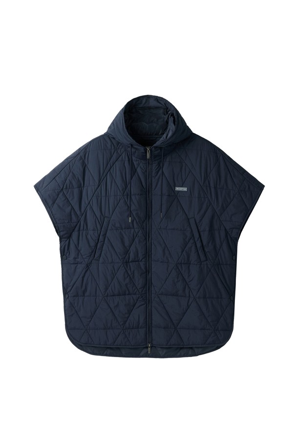 W 하프 슬리브 퀼티드 폰초 - D/네이비 (P254WPV133)는 캐주얼한 스타일의 여성용 아우터입니다. 봄, 여름, 가을, 겨울 사계절 모두 착용 가능하며, 일상복으로 활용하기 좋습니다. 넉넉한 루즈핏에 네이비 컬러, 퀼팅 패턴과 삼각 퀼팅 무늬가 특징입니다. 부드러운 촉감의 나일론, 폴리에스테르 혼방 소재로 제작되었으며, 중간 두께감으로 편안하게 착용할 수 있습니다. 사이드 스냅 버튼과 케이프 스타일 변형이 가능하며, 테이프 디자인이 돋보입니다.
