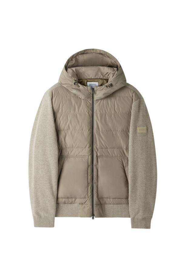 베이지 컬러의 여성용 하이브리드 후드 다운입니다. 캐주얼하고 스포티한 스타일로, 겨울철 일상룩과 출근룩, 여행룩에 모두 활용하기 좋습니다. 나일론과 폴리에스테르 혼방 소재로 제작되어 부드러운 촉감을 제공하며, 두꺼운 두께감으로 뛰어난 보온성을 자랑합니다. 크롭 기장에 집업 스타일로 간편하게 착용 가능하며, 니트 소매와 후드, 하이브리드 디자인이 특징입니다. 경량 소재로 활동성을 높였으며, 겨울철 추위 속에서도 따뜻하고 편안하게 스타일을 연출할 수 있습니다.
