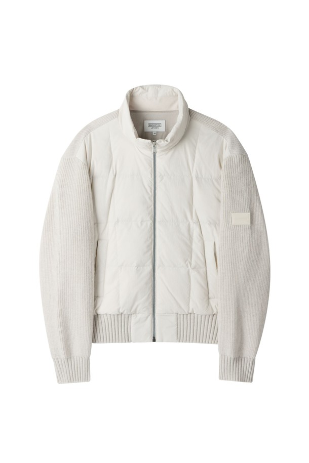 **W 하이브리드 다운 - 아이보리 (P254WDW450)**는 여성용 점퍼로, 겨울철 일상에서 따뜻함과 스타일을 동시에 만족시키는 아이템입니다. 부드러운 촉감의 나일론 소재와 두꺼운 두께감으로 뛰어난 보온성을 제공하며, 하이브리드 다운 구조와 니트 소매 디자인으로 활동성을 더했습니다. 레귤러핏으로 제작되어 베이직하면서도 캐주얼한 스타일을 연출하며, 집업 여밈 방식과 긴 소매 기장으로 편안함을 선사합니다. 무지 디자인의 아이보리 컬러는 어떤 옷에도 쉽게 매치하여 미니멀하고 클래식한 분위기를 낼 수 있습니다.
