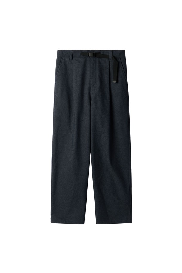 W 릴랙스 테이퍼드 트라우저 - 인디고 (P254WPT130)는 여성용 바지입니다. 봄, 가을에 어울리는 캐주얼하고 베이직한 스타일의 긴 바지로, 릴랙스핏과 테이퍼드 핏으로 편안함을 강조합니다. 톤 다운된 인디고 컬러의 무지 디자인이 특징이며, 다양한 상의와 매치하기 용이합니다. 일상복으로 활용하기에 적합한 아이템입니다. 
