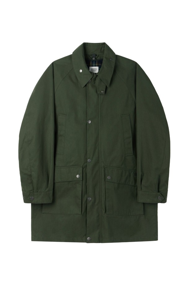올리브 컬러의 남성용 벤타일 코트입니다. 가을, 겨울 시즌에 적합하며, 클래식하고 밀리터리 스타일을 연출할 수 있습니다. 뻣뻣한 촉감의 두꺼운 벤타일 소재로 제작되었으며, 레귤러핏과 레귤러 기장으로 편안하게 착용 가능합니다. 플랩 포켓, 칼라 디자인, 버튼 커프스가 특징이며, 버튼 여밈 방식으로 디자인되었습니다. 출근룩, 비즈니스 캐주얼, 모임룩 등 다양한 TPO에 활용 가능하며, 클래식, 미니멀, 워크웨어 스타일을 즐기는 분들께 추천합니다.
