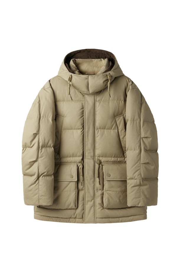 BRITISH CAMPER (브리티시 캠퍼) 헤비 다운 점퍼 - D/BEIGE (P254MDW455)는 겨울철 캠핑룩과 캐주얼 스타일을 위한 필수 아이템입니다. 넉넉한 오버핏에 부드러운 나일론 소재를 사용하여 편안한 착용감을 제공하며, 베이직하고 미니멀한 디자인으로 다양한 스타일 연출이 가능합니다. 두꺼운 두께감과 퀼팅 디테일, 포켓 디자인은 보온성과 실용성을 높여줍니다. 집업 방식으로 간편하게 착용할 수 있으며, 방풍 기능으로 추운 날씨에도 따뜻하게 몸을 보호해 줍니다.
