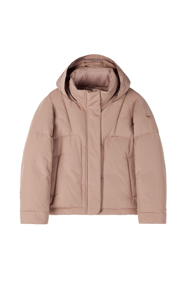 W 숏 다운 점퍼 - 핑크 (P254WDW137)는 부드러운 촉감의 나일론 소재로 제작된 여성용 겨울 다운 점퍼입니다. 캐주얼, 스포티 스타일을 연출하며 무지 패턴에 오버핏 디자인으로 편안한 착용감을 제공합니다. 크롭 기장의 숏패딩으로, 집업 여밈 방식과 긴소매 디자인이 특징입니다. 덕다운 충전재와 패딩 안감으로 보온성을 높였으며, 일상생활에서 폭넓게 활용할 수 있습니다. 
