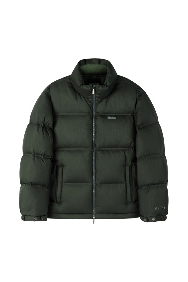 LIGHT SHELL HEAVY SHORT DOWN JUMPER - 카키 (P254UDW136)는 캐주얼, 스포티 스타일의 남녀 공용 숏 패딩 점퍼입니다. 무지 디자인에 오버핏으로 제작되었으며, 숏 기장과 집업 여밈 방식이 특징입니다. 겨울철 보온성을 높여주는 두꺼운 두께감과 부드러운 촉감의 나일론 소재를 사용했으며, 덕다운 충전재와 퀄팅 디테일로 보온성과 경량성을 동시에 잡았습니다. 내부에는 패딩 안감이 적용되어 더욱 따뜻하게 착용할 수 있습니다. 일상생활에서 편안하게 활용하기 좋은 아이템입니다.
