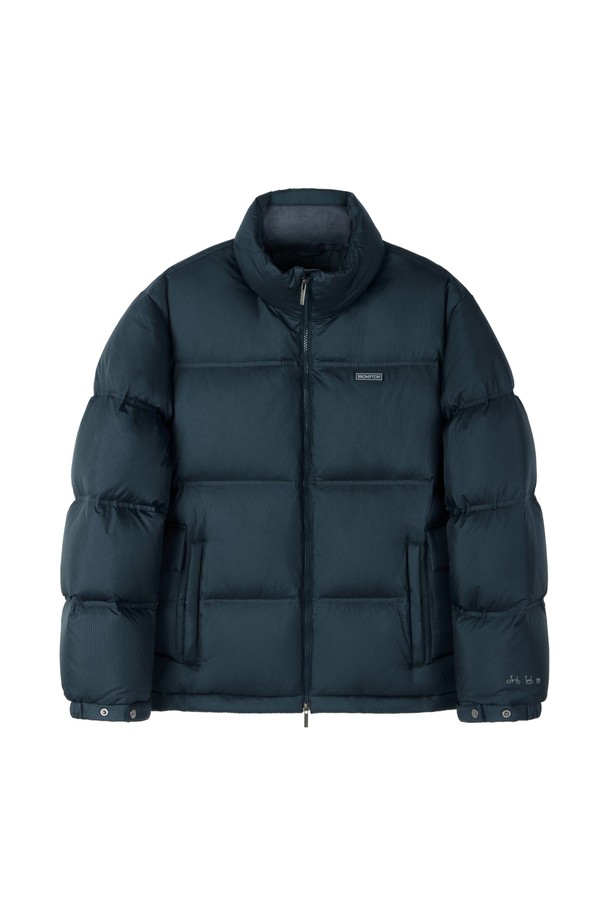 LIGHT SHELL HEAVY SHORT DOWN JUMPER - T/BLUE (P254UDW136)는 겨울철 따뜻함을 책임지는 남녀 공용 숏 패딩입니다. 스포티하면서도 캐주얼한 무드를 연출하며, 미니멀한 스타일을 추구하는 분들께 적합합니다. 톤 다운된 블루 컬러와 무지 디자인으로 어떤 옷에도 쉽게 매치할 수 있습니다. 숏 기장과 오버핏으로 트렌디함을 더했으며, 집업 스타일로 간편하게 착용 가능합니다. 나일론 소재로 제작되어 가볍고, 두꺼운 두께감과 보온 및 방수 기능을 갖춰 추운 날씨에도 끄떡없습니다.
