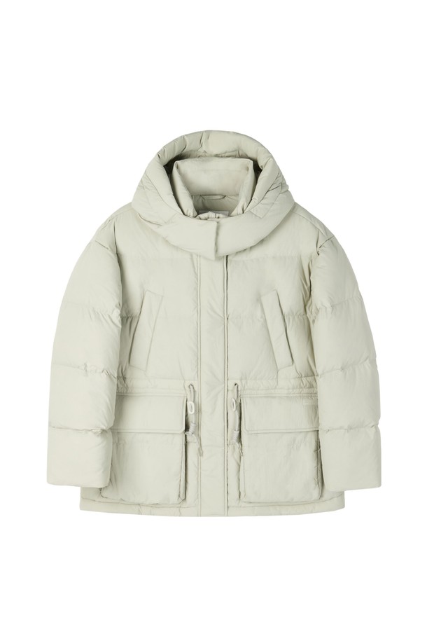 W 브리티시 캠퍼 미디 다운 점퍼 - 민트 (P254WDW453)는 여성용 아우터로, 겨울철 캐주얼 스타일을 연출하기에 좋은 다운 점퍼입니다. 톤온톤 민트 컬러의 무지 디자인에, 부드러운 나일론 소재와 두꺼운 두께감으로 따뜻함을 더했습니다. 미디엄 기장의 레귤러핏으로 편안하게 착용 가능하며, 집업 여밈 방식과 긴 소매, 후드와 포켓 디테일로 실용성을 높였습니다. 안감은 패딩 처리되어 보온성을 더욱 강화한 캠퍼다운 코트입니다.
