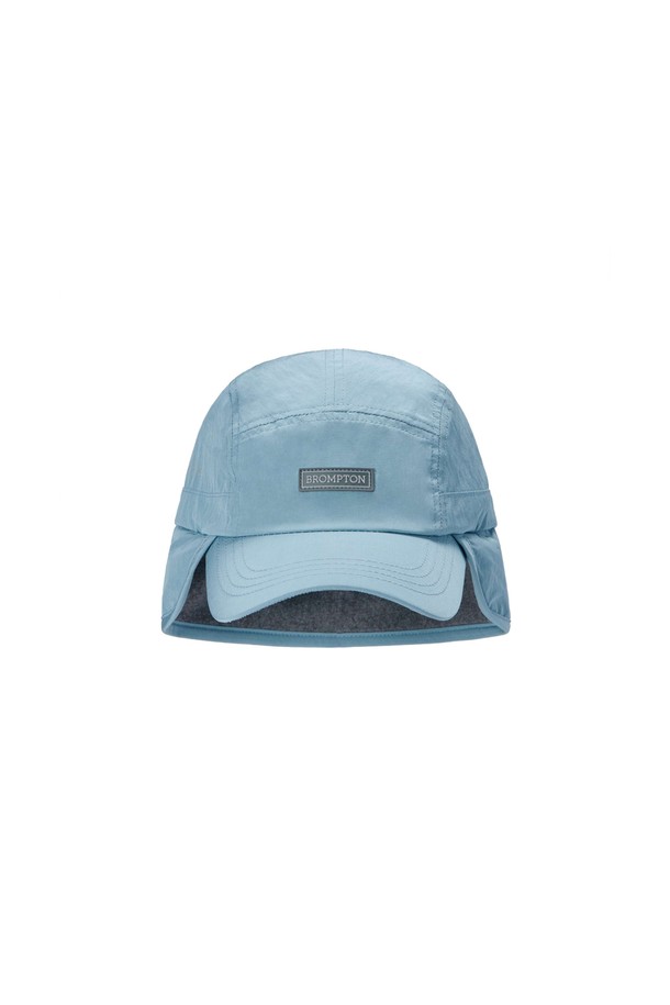 블루 컬러의 이어플랩 캠프캡(EARFLAP CAMP CAP - BLUE (P255AHA110))입니다. 봄, 여름, 가을 계절에 착용하기 좋은 모자로, 가볍고 부드러운 나일론 소재를 사용하여 편안한 착용감을 선사합니다. 깊은 모자 깊이와 중간 챙 넓이로 디자인되었으며, 무지 패턴에 이어플랩 디테일이 더해져 개성 있는 스타일을 연출합니다. 5패널 구조로 제작되었으며, 사이즈 조절이 가능하여 여행룩이나 산책룩 등 다양한 TPO에 캐주얼, 미니멀, 시티보이 스타일을 연출하기 좋습니다.
