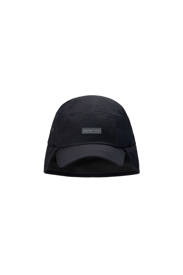 블랙 색상의 이어플랩 캠프캡(EARFLAP CAMP CAP)입니다. 봄, 여름, 가을 계절에 착용하기 좋은 깊은 모자 깊이의 캠프캡으로, 나일론 소재로 제작되어 부드러운 촉감을 선사합니다. 무지 디자인에 이어플랩 디테일이 더해져 캐주얼, 미니멀, 시티보이 스타일을 연출하기 좋습니다. 여행룩이나 산책룩에 포인트 아이템으로 활용하여 스타일리시한 룩을 완성해 보세요.
