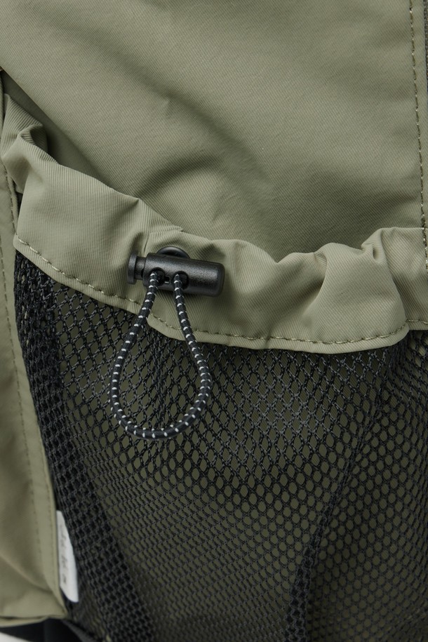 **REFLECTIVE BACKPACK - 카키 (P255ABG101)**

가볍고 실용적인 남녀공용 미디엄 사이즈 백팩입니다. 부드러운 나일론 REGEN 원단을 사용하여 편안한 착용감을 제공하며, 사각 형태에 카키 컬러, 무지 패턴으로 미니멀한 스타일을 연출합니다.  반사 기능과 방수 기능이 있어 일상 및 아웃도어 활동에 적합하며, 탈착 가능한 체스트 벨트와 양 사이드 메쉬 물병 포켓, 내부 노트북 포켓, 전면 투포켓, 앞포켓 내부 브랜드 포켓 등 다양한 수납공간을 갖추고 있습니다. 캐주얼, 미니멀, 고프코어 스타일의 여행룩을 완성해보세요.
