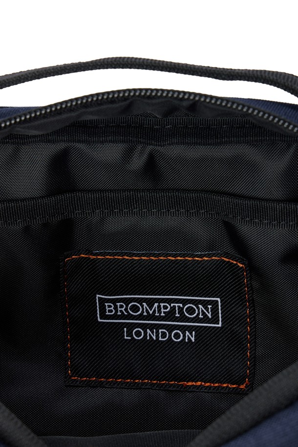 바이시클 미니백 - D/네이비 (P255ABB150)는 남성을 위한 미니 사이즈 가방입니다. 네이비 컬러의 폴리에스터와 나일론 소재로 제작되었으며, 로고 패턴과 반사 프린트 디자인이 특징입니다. 방수 기능과 패커블 디자인으로 실용성을 더했으며, 사이즈 조절이 가능합니다. 메쉬 소재 보강, 후면 지퍼, 가슴 벨트, 내부 수납 포켓, 프론트 브롬톤 로고가 돋보이며, 지퍼형 잠금 방식으로 내용물을 안전하게 보호합니다. 바이크 및 일상 용도로 사용하기 좋으며, 리플렉티브 프린트 적용으로 야간 시인성을 높였습니다.
