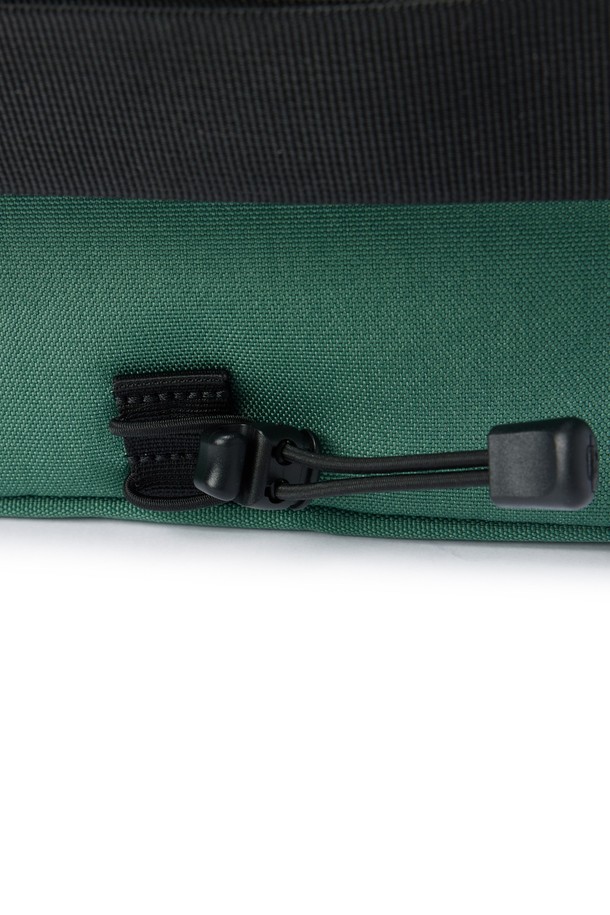 BICYCLE 미니백 - 그린 (P255ABB150)은 남녀 모두 착용 가능한 미니백입니다. 가볍고 얇은 두께감의 나일론과 폴리에스터 혼방 소재로 제작되었으며, 사각형 디자인에 무지 패턴으로 미니멀한 스타일을 연출합니다. 전면 포켓과 후면 관통 지퍼, 메쉬 소재 보강, 체스트 벨트 등의 실용적인 기능성을 갖추었습니다. 야외 활동, 데일리, 액티브 활동에 적합하며, 여행룩 연출에도 활용하기 좋습니다. 봄, 여름, 가을, 겨울 사계절 모두 착용 가능합니다.
