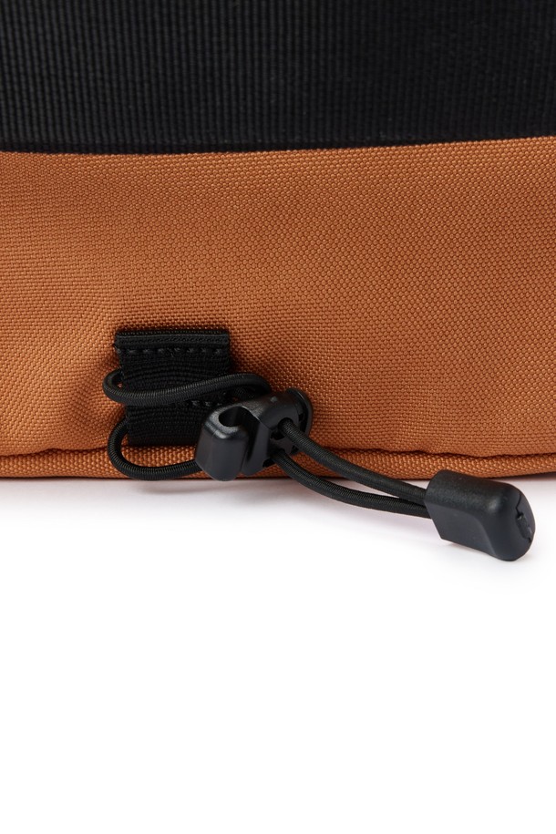 BICYCLE 미니백 - 오렌지 (P255ABB150)는 남녀 모두에게 잘 어울리는 미니백입니다. 나일론과 폴리에스터 소재로 제작되어 내구성이 뛰어나며, 얇은 두께와 사각 형태의 디자인이 특징입니다. 오렌지 컬러에 리플렉티브 로고와 메쉬 포켓으로 포인트를 주어, 캐주얼, 미니멀, 스포티한 스타일을 연출하기 좋습니다. 패커블 기능과 넉넉한 수납 공간, 체스트 벨트, 그리고 트렌디한 디자인으로 야외 활동, 일상, 액티브한 활동에 적합합니다. 지퍼형 잠금 방식이며, 신축성은 거의 없습니다.
