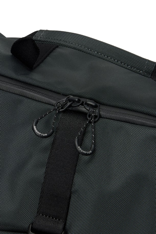 브롬톤 트래블 백 - C/그레이는 미디엄 사이즈, 무지 패턴의 남성용 가방입니다. 나일론과 폴리에스테르 소재로 제작되었으며, 사각형 모양에 브롬톤 로고 버클과 오렌지 라벨 디테일로 포인트를 주었습니다. 분리형 스트랩과 벨크로 잠금 방식, 헬멧 수납 기능이 있어 일상, 아웃도어, 통근 등 다양한 용도로 활용 가능합니다. 15.7L 용량으로 넉넉한 수납 공간을 제공하며, 미니멀, 캐주얼, 시티보이 스타일의 출근룩에 잘 어울립니다.
