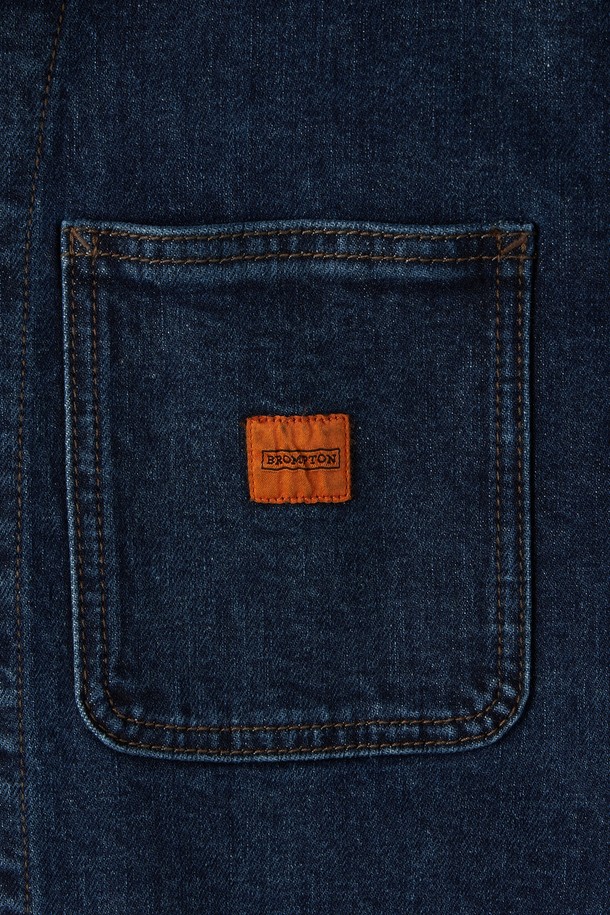 CANDIANI 데님 재킷 - D/BLUE(P253MJK462)는 세미 오버핏으로 제작된 공용 데님 재킷입니다. 약간 두꺼운 두께감의 면 99%, 폴리우레탄 1% 혼방 소재로 제작되어 봄, 가을, 겨울 다양한 계절에 활용 가능합니다. 디블루 컬러의 무지 디자인으로 캐주얼, 워크웨어 스타일 연출에 용이하며, 비대칭 포켓, 오렌지 컬러 1975 자수 포인트, 커버올 자켓 스타일이 특징입니다. 캠톤 버튼에 브랜드 로고가 각인되었으며, 프리미엄 칸디아니 원단을 사용하여 제작되었습니다. 데일리룩, 산책룩, 여행룩 등 다양한 TPO에 활용하기 좋은 아이템입니다.
