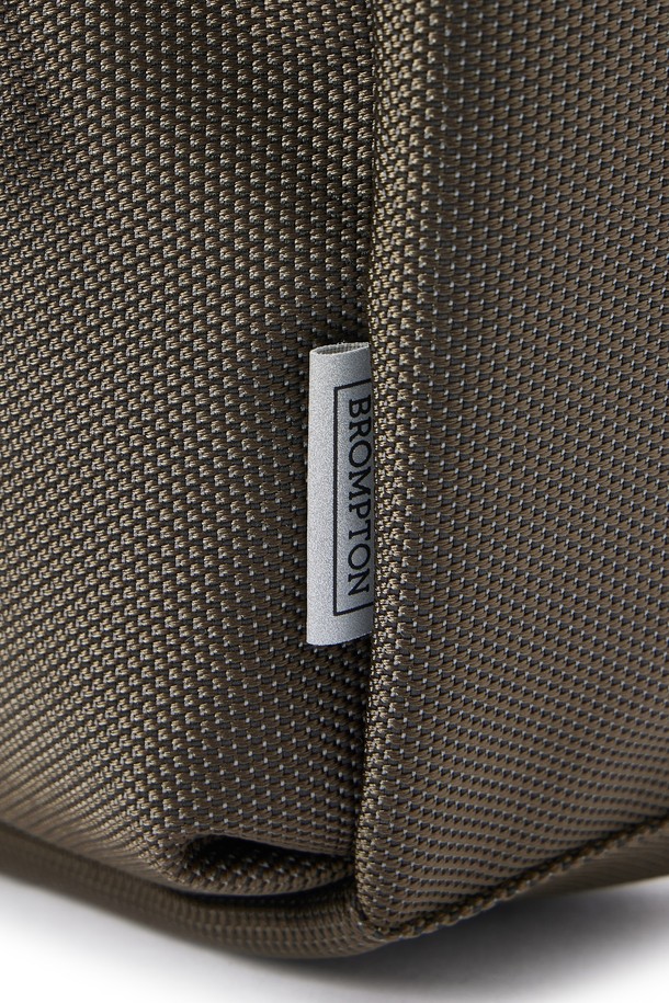 세련된 남성미를 더하는 6-쉐이프 링 디테일 크로스백 - 브라운 (P255ACR110)입니다. 미디엄 사이즈의 사각형 디자인으로, 나일론 소재를 사용하여 제작되었습니다. 숄더 스트랩과 지퍼형 잠금 방식으로 실용성을 높였으며, 6-쉐이프 링 디테일이 세련된 포인트를 더합니다. 미니멀, 시크, 클래식 스타일을 즐기는 남성분들께 출근룩, 비즈니스 캐주얼, 모임룩 등 다양한 TPO에 활용하기 좋습니다.
