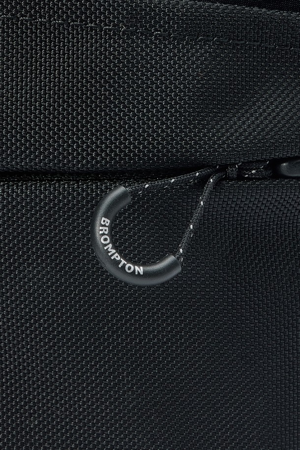 6-셰이프드 링 디테일 크로스 백 - 블랙 (P255ACR110)은 미니멀, 캐주얼, 시티보이 스타일을 위한 남성용 크로스백입니다. 나일론과 폴리에스테르 소재로 제작되어 튼튼하며, 여행룩과 출근룩에 모두 잘 어울립니다. 블랙 및 브라운 두 가지 색상으로 출시되었으며, 사각형 모양에 링 디테일이 포인트입니다. 컴팩트한 디자인으로 다수의 수납공간과 앞면 지퍼 포켓을 갖춰 실용성을 더했으며, 레이저 각인 로고와 오렌지색 바택으로 디자인의 완성도를 높였습니다. 6-셰이프드 링 디테일 크로스 백은 재귀 반사 기능을 통해 야간에도 안전하게 사용할 수 있으며, 지퍼형 잠금 방식으로 소지품을 안전하게 보호합니다.
