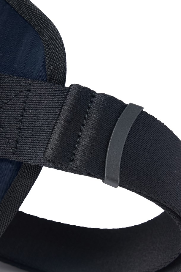 BIKE 웨이스트 백 - D/네이비 (P255ABB163)는 사이클, 바이크, 일상생활에서 활용하기 좋은 웨이스트 백입니다. 남성용으로, 네이비 컬러에 무지(무늬 없음) 디자인으로 제작되었습니다. 나일론과 폴리에스테르를 사용하여 내구성이 뛰어나며, 미디엄 사이즈의 사각 형태로 제작되었습니다. 방수, 재귀반사, 통기, 경량 기능을 갖춰 활동성을 높여주며, 에어 메쉬 등판과 사이드 메쉬 포켓, 흔들림 방지 스트랩, 물병 수납이 가능한 것이 특징입니다. 스포티, 미니멀, 캐주얼 스타일을 연출하며, 러닝룩과 여행룩에 매치하기 좋습니다.
