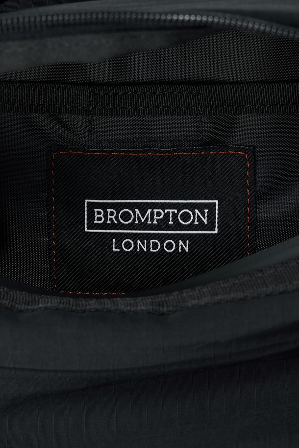 ## BIKE 웨이스트 백 - 블랙 (P255ABB163)

자전거, 일상, 아웃도어 활동에 적합한 남성용 웨이스트 백입니다. 블랙과 네이비 두 가지 색상으로 출시되었으며, 넉넉한 수납공간의 미디엄 사이즈입니다. 방수, 통기, 재귀반사 기능을 갖춘 나일론, 폴리에스테르 혼방 소재를 사용하여 제작되었습니다. 사각 형태에 메쉬 사이드 포켓, 에어메쉬 등판, 오렌지 바택 디테일, 물병 수납이 가능한 디자인으로 실용성을 더했습니다. 지퍼형 잠금 방식으로 소지품을 안전하게 보관할 수 있으며, 미니멀, 스포티한 스타일을 연출하기 좋습니다.
