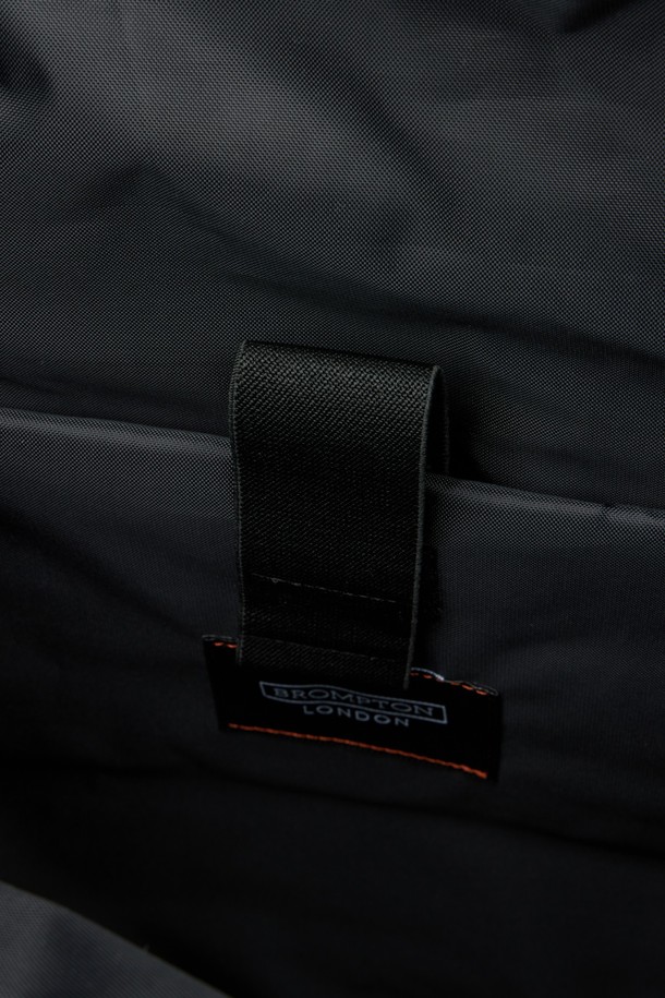 **REFLECTIVE BACKPACK - 카키 (P255ABG101)**

가볍고 실용적인 남녀공용 미디엄 사이즈 백팩입니다. 부드러운 나일론 REGEN 원단을 사용하여 편안한 착용감을 제공하며, 사각 형태에 카키 컬러, 무지 패턴으로 미니멀한 스타일을 연출합니다.  반사 기능과 방수 기능이 있어 일상 및 아웃도어 활동에 적합하며, 탈착 가능한 체스트 벨트와 양 사이드 메쉬 물병 포켓, 내부 노트북 포켓, 전면 투포켓, 앞포켓 내부 브랜드 포켓 등 다양한 수납공간을 갖추고 있습니다. 캐주얼, 미니멀, 고프코어 스타일의 여행룩을 완성해보세요.
