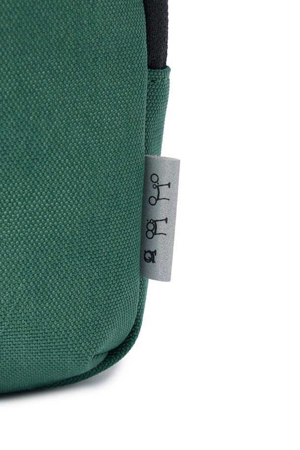 BICYCLE 미니백 - 그린 (P255ABB150)은 남녀 모두 착용 가능한 미니백입니다. 가볍고 얇은 두께감의 나일론과 폴리에스터 혼방 소재로 제작되었으며, 사각형 디자인에 무지 패턴으로 미니멀한 스타일을 연출합니다. 전면 포켓과 후면 관통 지퍼, 메쉬 소재 보강, 체스트 벨트 등의 실용적인 기능성을 갖추었습니다. 야외 활동, 데일리, 액티브 활동에 적합하며, 여행룩 연출에도 활용하기 좋습니다. 봄, 여름, 가을, 겨울 사계절 모두 착용 가능합니다.
