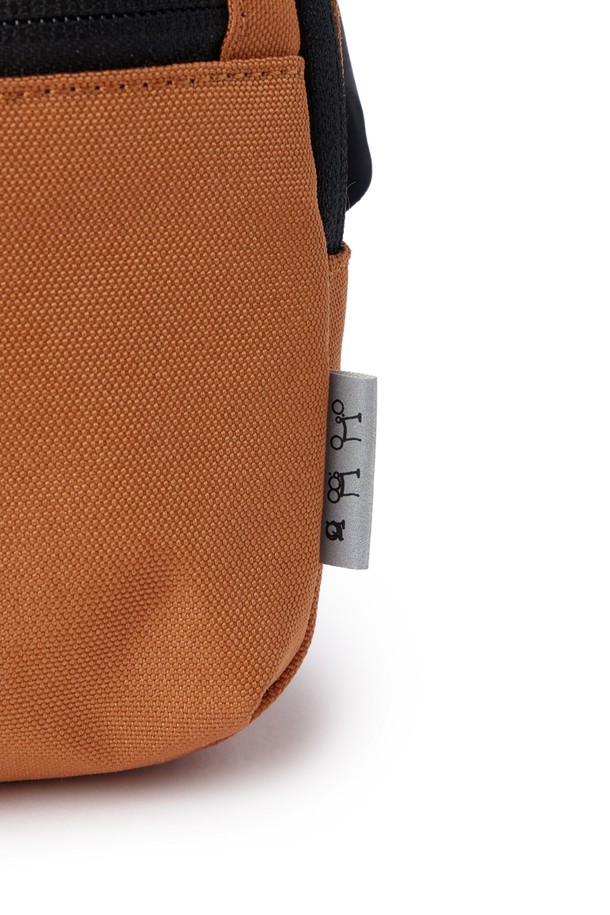 BICYCLE 미니백 - 오렌지 (P255ABB150)는 남녀 모두에게 잘 어울리는 미니백입니다. 나일론과 폴리에스터 소재로 제작되어 내구성이 뛰어나며, 얇은 두께와 사각 형태의 디자인이 특징입니다. 오렌지 컬러에 리플렉티브 로고와 메쉬 포켓으로 포인트를 주어, 캐주얼, 미니멀, 스포티한 스타일을 연출하기 좋습니다. 패커블 기능과 넉넉한 수납 공간, 체스트 벨트, 그리고 트렌디한 디자인으로 야외 활동, 일상, 액티브한 활동에 적합합니다. 지퍼형 잠금 방식이며, 신축성은 거의 없습니다.
