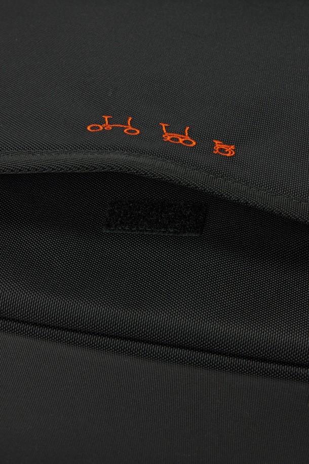 브롬톤 트래블 백 (BROMPTON TRAVEL BAG) - 블랙 (P255ABB151)은 일상과 레저, 자전거 활동에 모두 적합한 가방입니다. 블랙과 그레이 컬러, 미디엄 사이즈로 출시되었으며, 나일론과 폴리에스테르 소재를 사용하여 내구성이 뛰어납니다. 사각 모양에 브롬톤 로고 버클과 오렌지 라벨 포인트가 돋보이며, 벨크로형 잠금 방식으로 편리하게 사용할 수 있습니다. 15.7L의 넉넉한 볼륨으로 헬멧 수납이 가능하며, 크로스백과 토트백으로 활용 가능한 실용적인 디자인입니다.

