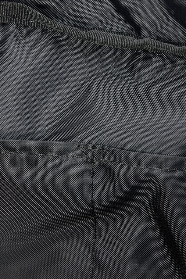 세련된 남성미를 더하는 6-쉐이프 링 디테일 크로스백 - 브라운 (P255ACR110)입니다. 미디엄 사이즈의 사각형 디자인으로, 나일론 소재를 사용하여 제작되었습니다. 숄더 스트랩과 지퍼형 잠금 방식으로 실용성을 높였으며, 6-쉐이프 링 디테일이 세련된 포인트를 더합니다. 미니멀, 시크, 클래식 스타일을 즐기는 남성분들께 출근룩, 비즈니스 캐주얼, 모임룩 등 다양한 TPO에 활용하기 좋습니다.
