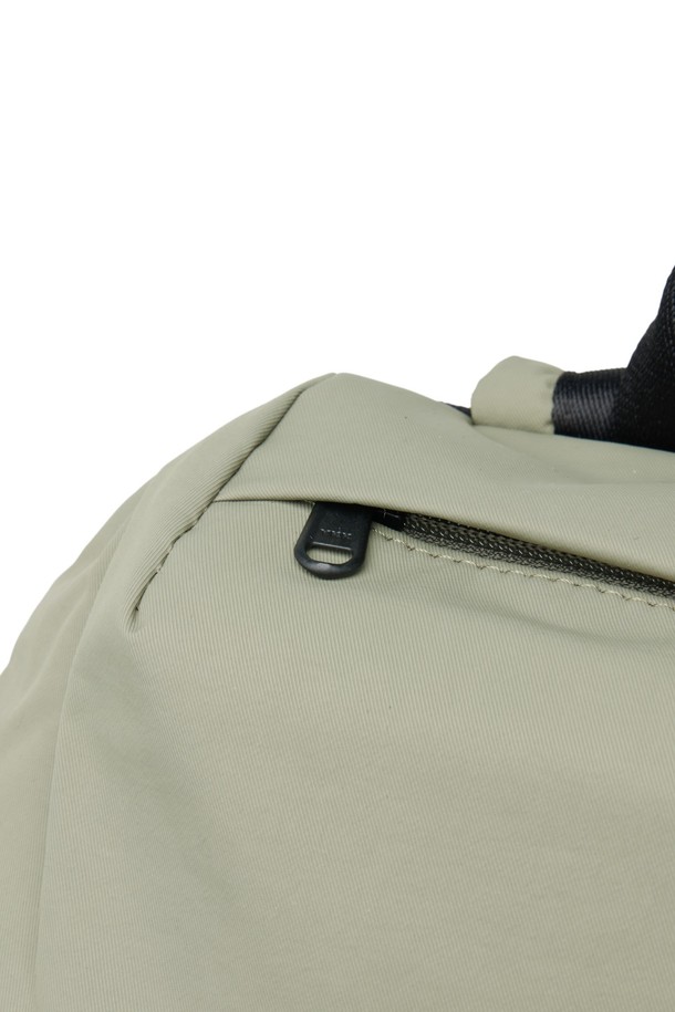 **REFLECTIVE BACKPACK - 카키 (P255ABG101)**

가볍고 실용적인 남녀공용 미디엄 사이즈 백팩입니다. 부드러운 나일론 REGEN 원단을 사용하여 편안한 착용감을 제공하며, 사각 형태에 카키 컬러, 무지 패턴으로 미니멀한 스타일을 연출합니다.  반사 기능과 방수 기능이 있어 일상 및 아웃도어 활동에 적합하며, 탈착 가능한 체스트 벨트와 양 사이드 메쉬 물병 포켓, 내부 노트북 포켓, 전면 투포켓, 앞포켓 내부 브랜드 포켓 등 다양한 수납공간을 갖추고 있습니다. 캐주얼, 미니멀, 고프코어 스타일의 여행룩을 완성해보세요.
