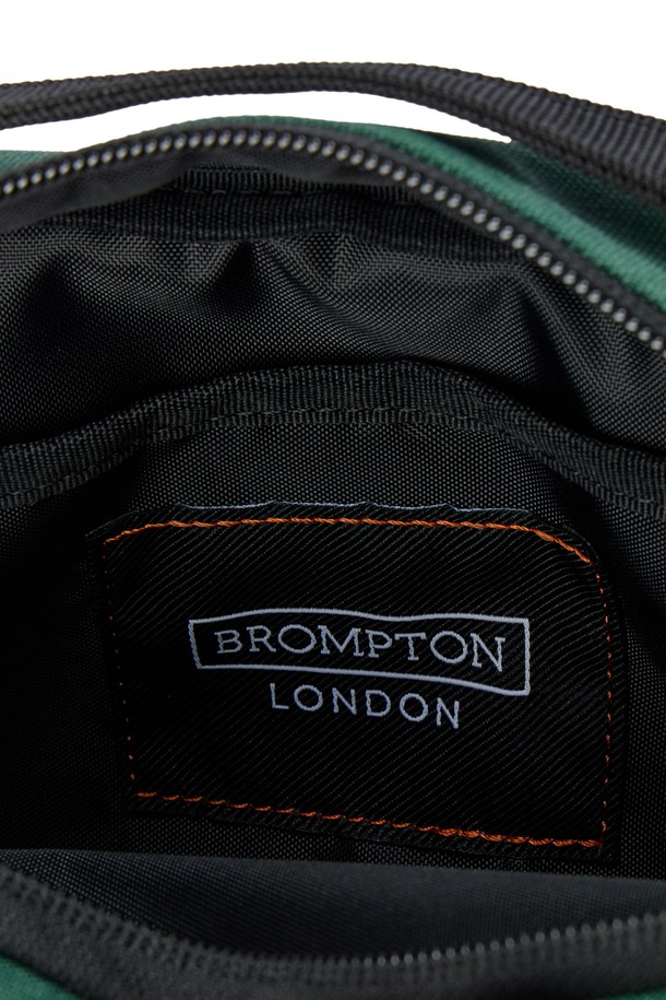 BICYCLE 미니백 - 그린 (P255ABB150)은 남녀 모두 착용 가능한 미니백입니다. 가볍고 얇은 두께감의 나일론과 폴리에스터 혼방 소재로 제작되었으며, 사각형 디자인에 무지 패턴으로 미니멀한 스타일을 연출합니다. 전면 포켓과 후면 관통 지퍼, 메쉬 소재 보강, 체스트 벨트 등의 실용적인 기능성을 갖추었습니다. 야외 활동, 데일리, 액티브 활동에 적합하며, 여행룩 연출에도 활용하기 좋습니다. 봄, 여름, 가을, 겨울 사계절 모두 착용 가능합니다.
