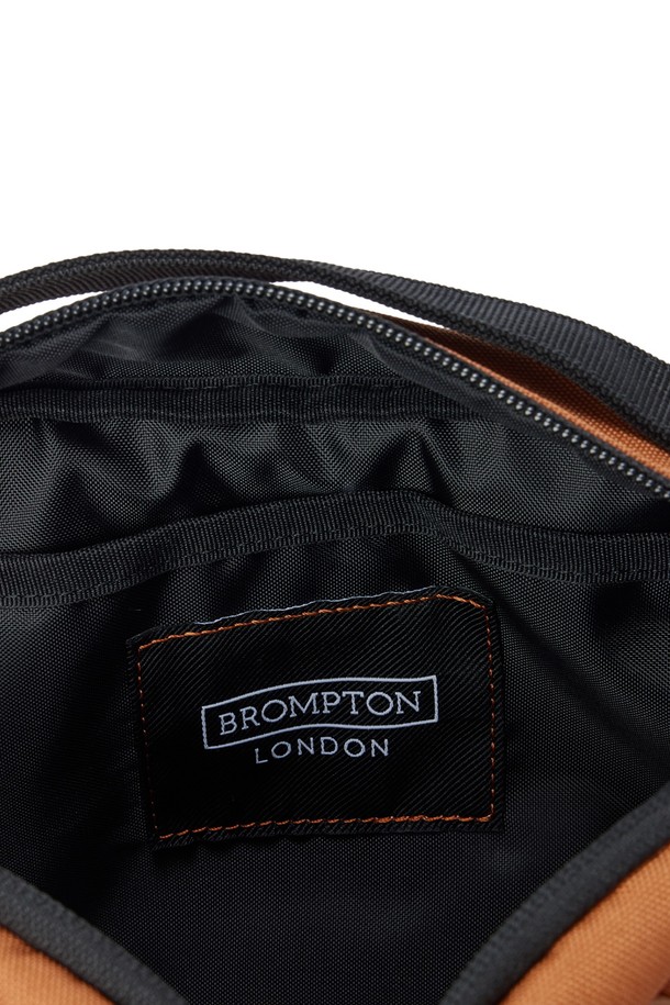 BICYCLE 미니백 - 오렌지 (P255ABB150)는 남녀 모두에게 잘 어울리는 미니백입니다. 나일론과 폴리에스터 소재로 제작되어 내구성이 뛰어나며, 얇은 두께와 사각 형태의 디자인이 특징입니다. 오렌지 컬러에 리플렉티브 로고와 메쉬 포켓으로 포인트를 주어, 캐주얼, 미니멀, 스포티한 스타일을 연출하기 좋습니다. 패커블 기능과 넉넉한 수납 공간, 체스트 벨트, 그리고 트렌디한 디자인으로 야외 활동, 일상, 액티브한 활동에 적합합니다. 지퍼형 잠금 방식이며, 신축성은 거의 없습니다.
