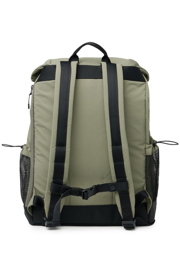 **REFLECTIVE BACKPACK - 카키 (P255ABG101)**

가볍고 실용적인 남녀공용 미디엄 사이즈 백팩입니다. 부드러운 나일론 REGEN 원단을 사용하여 편안한 착용감을 제공하며, 사각 형태에 카키 컬러, 무지 패턴으로 미니멀한 스타일을 연출합니다.  반사 기능과 방수 기능이 있어 일상 및 아웃도어 활동에 적합하며, 탈착 가능한 체스트 벨트와 양 사이드 메쉬 물병 포켓, 내부 노트북 포켓, 전면 투포켓, 앞포켓 내부 브랜드 포켓 등 다양한 수납공간을 갖추고 있습니다. 캐주얼, 미니멀, 고프코어 스타일의 여행룩을 완성해보세요.
