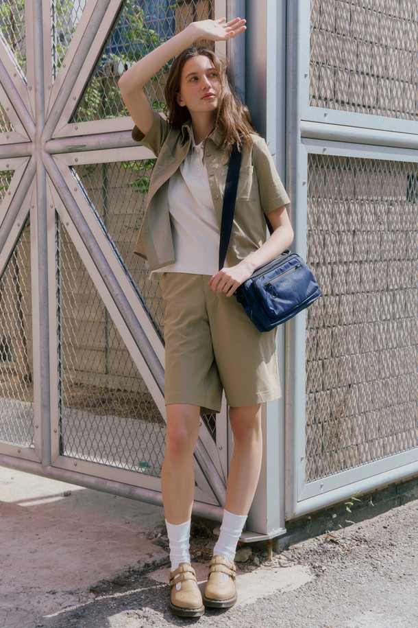 **REFLECTIVE CROSS BAG - D/NAVY (P255ACR103)**

미니멀한 'REFLECTIVE CROSS BAG' (리플렉티브 크로스 백) - D/NAVY는 남성 고객을 위한 가방입니다. 네이비와 블랙 컬러로 출시되었으며, 일상, 출퇴근, 사이클 용도로 적합합니다. 사각 형태에 지퍼형 잠금방식이며, 리플렉티브 지퍼, 프린트 라벨, 버클 스트랩 디테일이 돋보입니다. 재귀반사 기능과 내마모성이 뛰어나며, 경량의 리사이클 나일론과 폴리에스터 소재를 사용하여 봄, 여름, 가을, 겨울 사계절 모두 착용 가능합니다. 군더더기 없는 실루엣과 절제된 디테일이 '시티보이' 스타일과 '출근룩'에 완벽하게 어울립니다.
