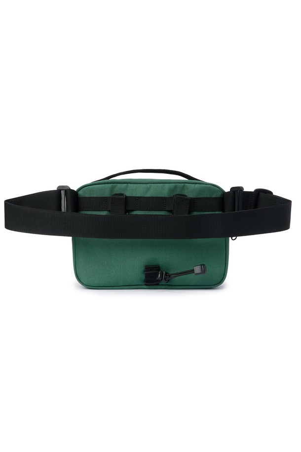 BICYCLE 미니백 - 그린 (P255ABB150)은 남녀 모두 착용 가능한 미니백입니다. 가볍고 얇은 두께감의 나일론과 폴리에스터 혼방 소재로 제작되었으며, 사각형 디자인에 무지 패턴으로 미니멀한 스타일을 연출합니다. 전면 포켓과 후면 관통 지퍼, 메쉬 소재 보강, 체스트 벨트 등의 실용적인 기능성을 갖추었습니다. 야외 활동, 데일리, 액티브 활동에 적합하며, 여행룩 연출에도 활용하기 좋습니다. 봄, 여름, 가을, 겨울 사계절 모두 착용 가능합니다.
