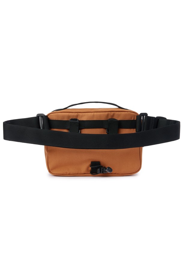 BICYCLE 미니백 - 오렌지 (P255ABB150)는 남녀 모두에게 잘 어울리는 미니백입니다. 나일론과 폴리에스터 소재로 제작되어 내구성이 뛰어나며, 얇은 두께와 사각 형태의 디자인이 특징입니다. 오렌지 컬러에 리플렉티브 로고와 메쉬 포켓으로 포인트를 주어, 캐주얼, 미니멀, 스포티한 스타일을 연출하기 좋습니다. 패커블 기능과 넉넉한 수납 공간, 체스트 벨트, 그리고 트렌디한 디자인으로 야외 활동, 일상, 액티브한 활동에 적합합니다. 지퍼형 잠금 방식이며, 신축성은 거의 없습니다.
