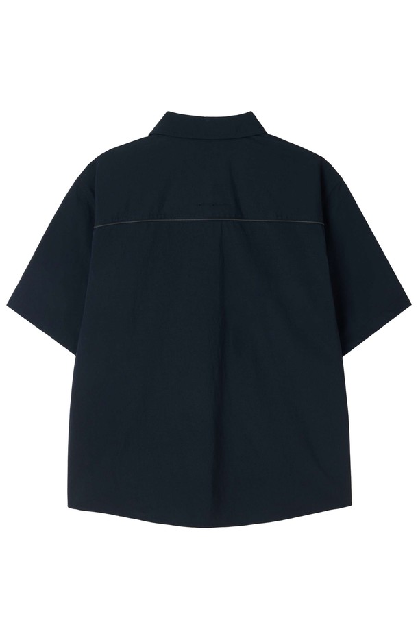 AIRO(에어로) 시어서커 하프 슬리브 섕킷 - 네이비 (P252MJK188)는 캐주얼, 스포티, 미니멀 스타일을 모두 아우르는 남녀 공용 여름 숏 재킷입니다. 얇고 부드러운 시어서커 소재로 제작되어 통기성이 뛰어나며, 레저, 일상, 사이클 활동 시에도 쾌적하게 착용할 수 있습니다. 반소매 기장과 버튼 여밈, 레귤러 핏으로 편안한 착용감을 제공하며, 백넥 패커블 스트랩과 백요크 라인 반사 소재, 외부 포켓 디테일이 특징입니다. 여행룩 연출에도 적합하며, 신축성과 패커블 기능을 갖춰 활동성을 높였습니다.
