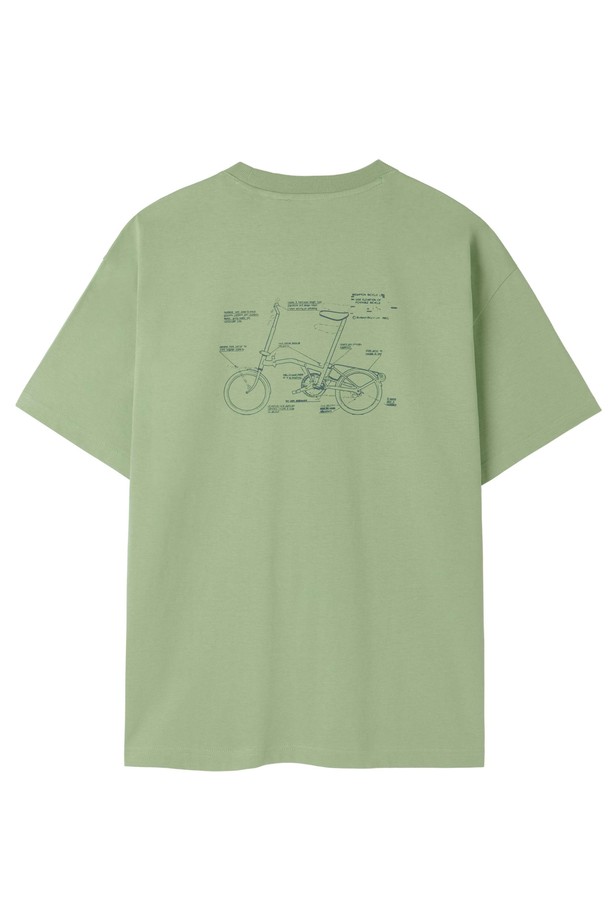 브롬톤 바이시클 그래픽 티셔츠 - A/민트 (P252UTS439)는 산뜻한 민트 베이지 컬러의 공용 티셔츠입니다. 여름철 일상룩에 적합하며, 헤리티지 스타일의 그래픽 프린트가 특징입니다. 앞면 포켓 디테일과 뒷면 브롬톤 매뉴얼 프린트가 돋보이며, 릴렉스 핏과 부드러운 면 소재로 편안한 착용감을 선사합니다. 데님, 치노 팬츠, 쇼츠 등과 매치하여 개성 있는 스타일을 연출하거나 단품 또는 레이어드하여 다채롭게 활용할 수 있습니다. 특히, 동네 마실룩, 여행룩, 휴가룩에 캐주얼, 클래식, 미니멀한 무드를 더해줍니다.
