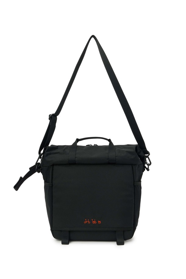 브롬톤 트래블 백 (BROMPTON TRAVEL BAG) - 블랙 (P255ABB151)은 일상과 레저, 자전거 활동에 모두 적합한 가방입니다. 블랙과 그레이 컬러, 미디엄 사이즈로 출시되었으며, 나일론과 폴리에스테르 소재를 사용하여 내구성이 뛰어납니다. 사각 모양에 브롬톤 로고 버클과 오렌지 라벨 포인트가 돋보이며, 벨크로형 잠금 방식으로 편리하게 사용할 수 있습니다. 15.7L의 넉넉한 볼륨으로 헬멧 수납이 가능하며, 크로스백과 토트백으로 활용 가능한 실용적인 디자인입니다.
