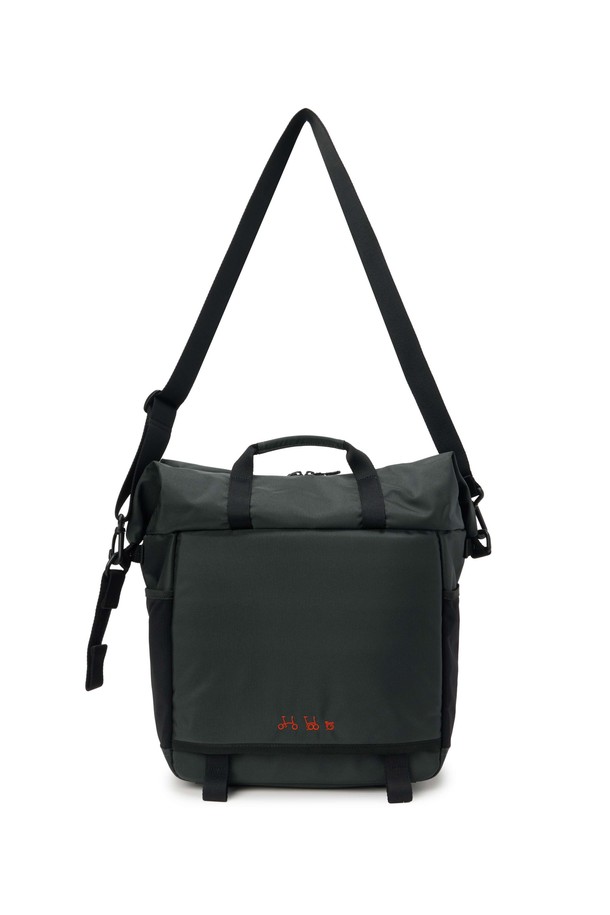 브롬톤 트래블 백 - C/그레이는 미디엄 사이즈, 무지 패턴의 남성용 가방입니다. 나일론과 폴리에스테르 소재로 제작되었으며, 사각형 모양에 브롬톤 로고 버클과 오렌지 라벨 디테일로 포인트를 주었습니다. 분리형 스트랩과 벨크로 잠금 방식, 헬멧 수납 기능이 있어 일상, 아웃도어, 통근 등 다양한 용도로 활용 가능합니다. 15.7L 용량으로 넉넉한 수납 공간을 제공하며, 미니멀, 캐주얼, 시티보이 스타일의 출근룩에 잘 어울립니다.
