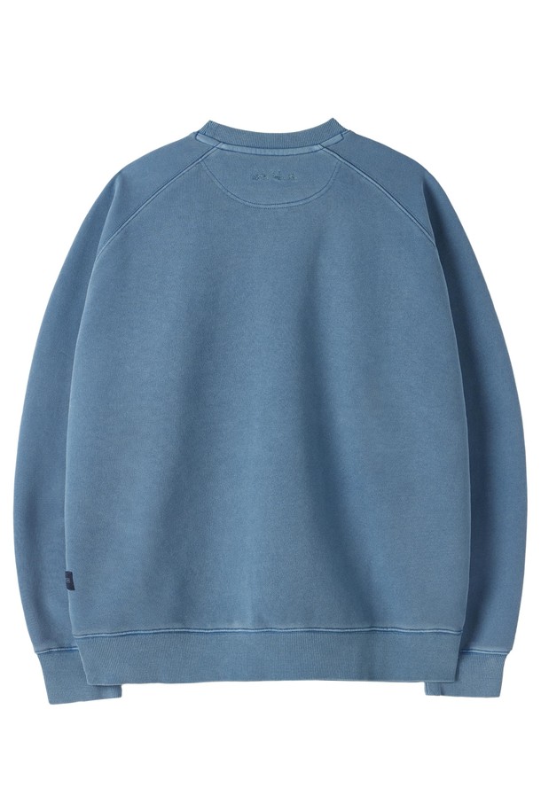 피그먼트 프린트 스웨트셔츠 - 블루는 캐주얼, 미니멀, 스트리트 스타일을 즐기는 분들을 위한 오버핏 스웨트셔츠입니다. 봄, 여름, 가을, 겨울 사계절 내내 활용 가능한 아이템으로, 일상생활에서 편안하게 착용할 수 있습니다. 래글런 숄더라인과 헤비 저지 원단으로 제작되어 편안한 착용감을 선사하며, 라운드넥 디자인으로 어떤 스타일에도 잘 어울립니다. 두꺼운 두께감과 피그먼트 프린트 디자인, 소매 포인트 라벨이 특징이며, 집콕룩, 겨울 데일리룩, 산책룩 등 다양한 TPO에 맞춰 스타일링할 수 있습니다.
